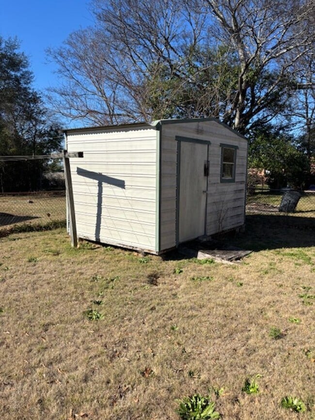 Building Photo - Charming Home You’ll Love Coming Home To.