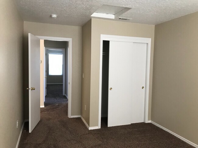 Building Photo - 3 bed/ 2 bath... 2 car garage... Single Level...In the Meadowbrook Subdivision.
