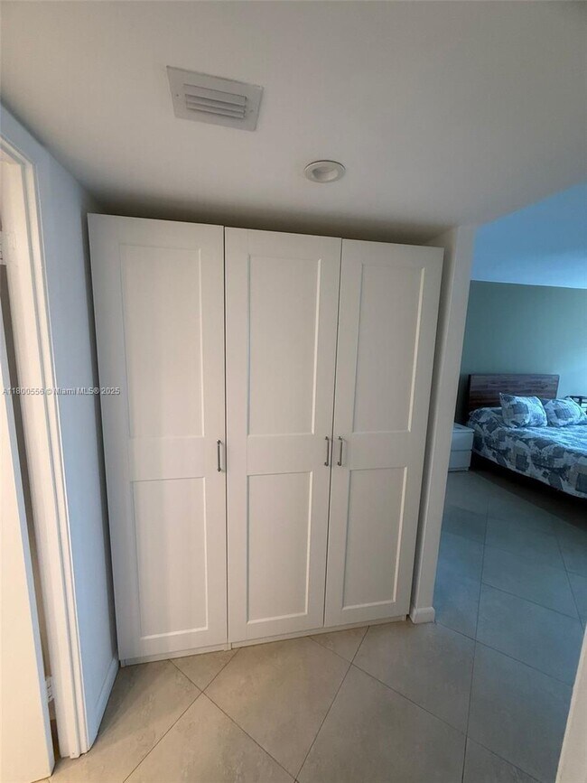 Building Photo - 18021 Biscayne Blvd