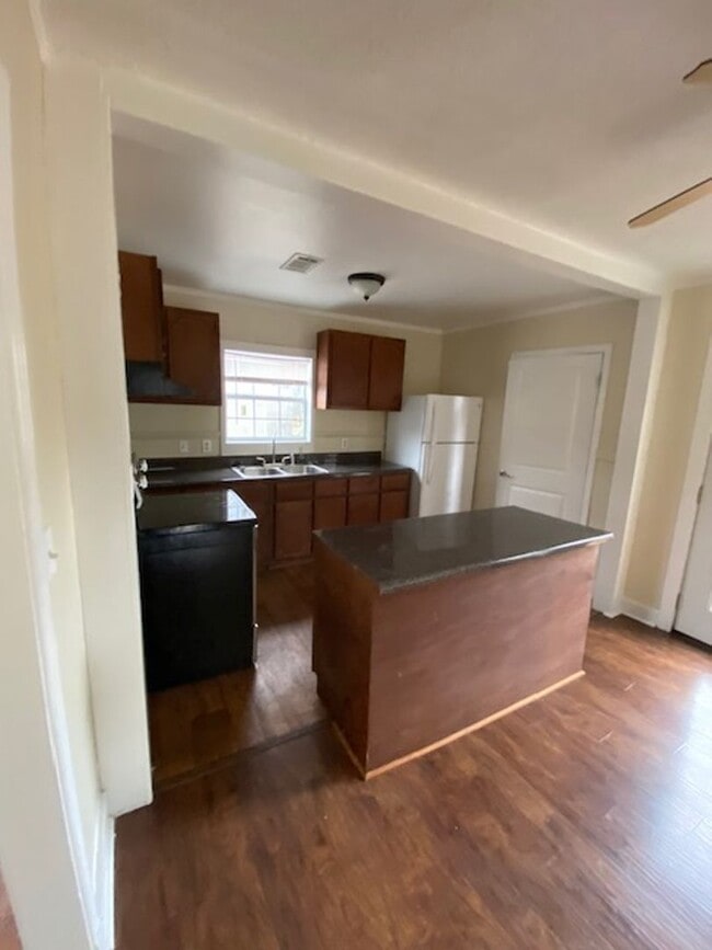 Building Photo - Renovated 2 Bed 1 Bath Home for Rent!