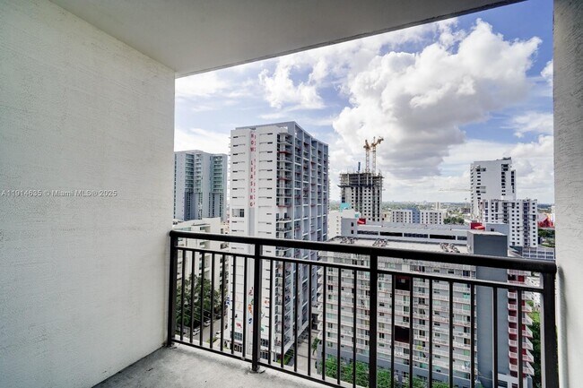 Building Photo - 999 SW 1st Ave