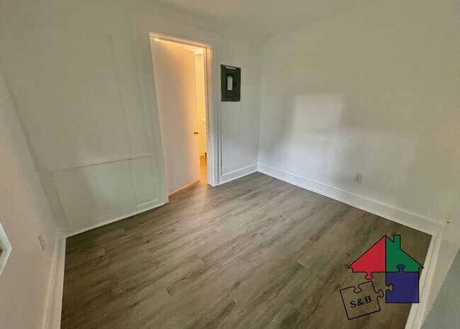 Building Photo - Freshly Renovated 2-Bedroom in Burlington's South End!