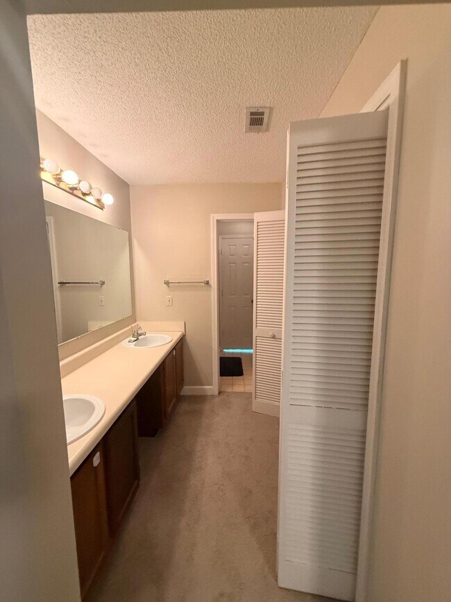 Building Photo - 304 Westlake Ct