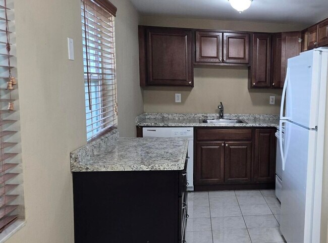 Building Photo - 134 Burgundy B