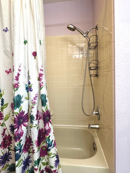 Building Photo - 1631 Eastridge Dr