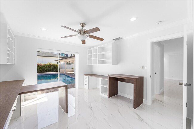 Building Photo - 2443 NE 26th St