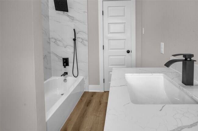 Building Photo - 614 11th St