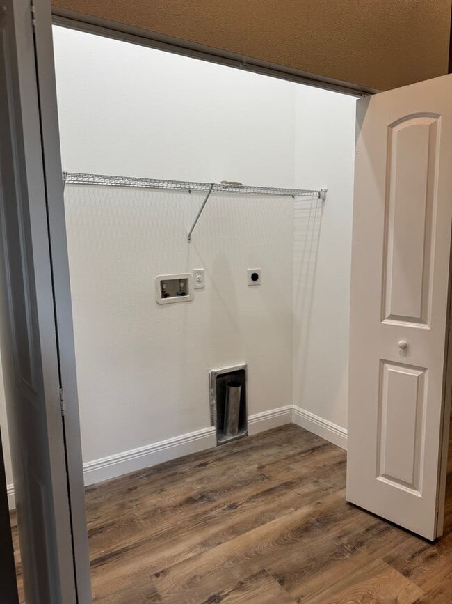 Building Photo - 923 Hagle Park Rd