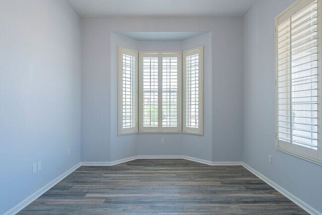 Building Photo - Gated Community!