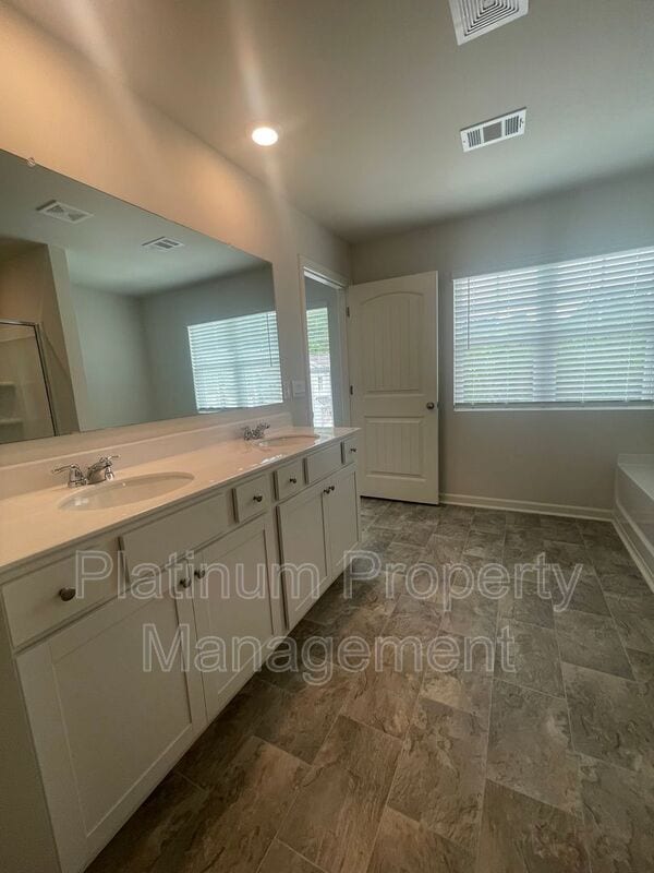 Building Photo - 551 Stoneybrook Dr