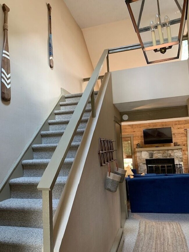 Building Photo - Charming 2BR Townhome in Lake Harmony