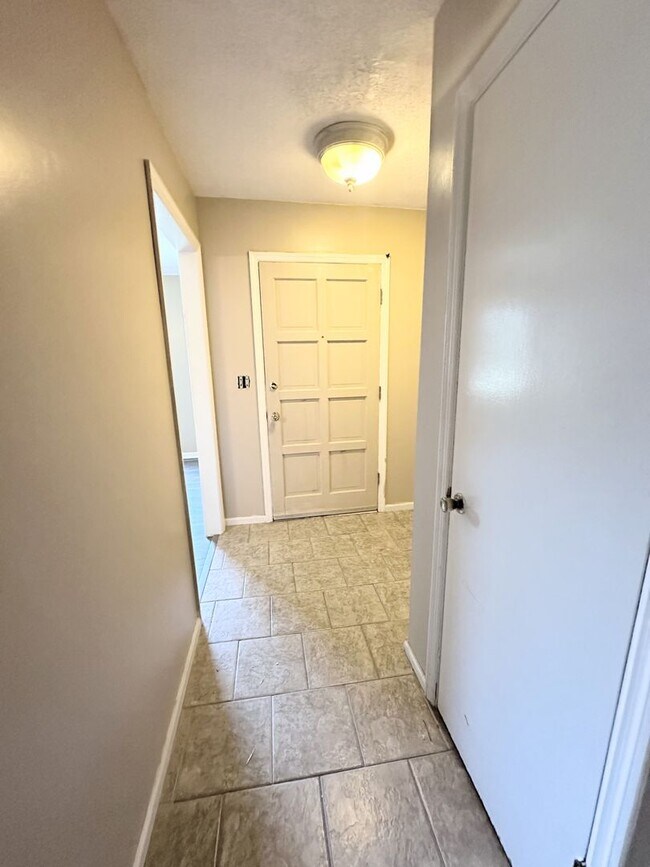 Building Photo - 2105 Hobson Ct