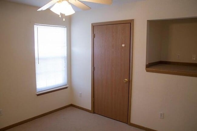 Building Photo - 4/Bed - 3/Bath