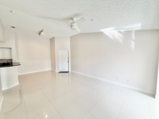 Building Photo - ** IBIS CLUB ** 1 BED / 1 BATH - CONDO - GATED COMMUNITY - SMALL PET OK! - ANNUAL RENTAL
