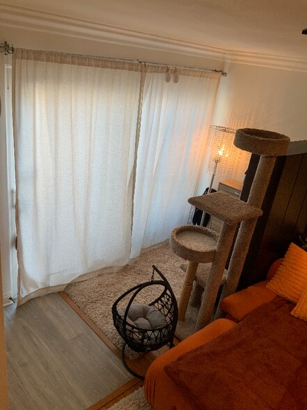 Building Photo - 355 N Maple St