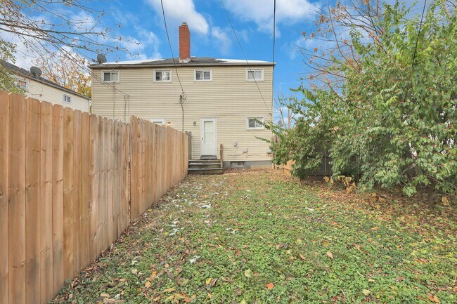 Building Photo - 898-900 Racine Ave