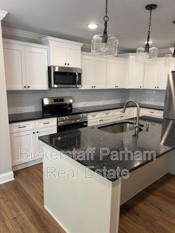 Building Photo - 280 Young Ln