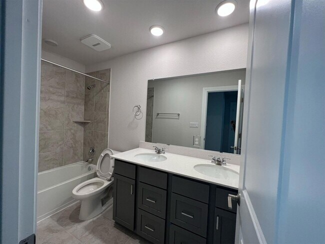 Building Photo - 15501 Ellinger Dr