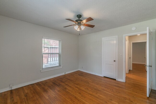 Building Photo - UPDATED 2 bedroom, 1 bathroom with 1 garage space