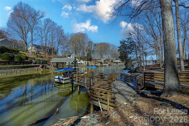 Building Photo - 280 Lakeview Shores Loop