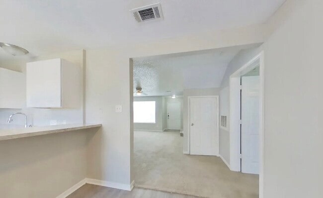 Building Photo - MOVE IN READY