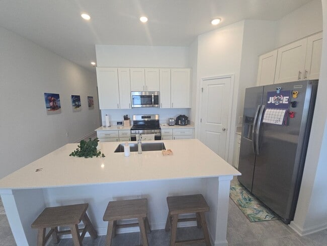 Building Photo - 3 bed 2 bath home fully furnished