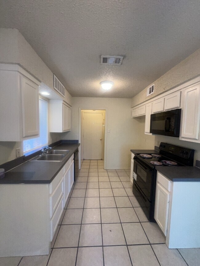 Building Photo - Arlington 3/2.5/2 duplex Ready for move in