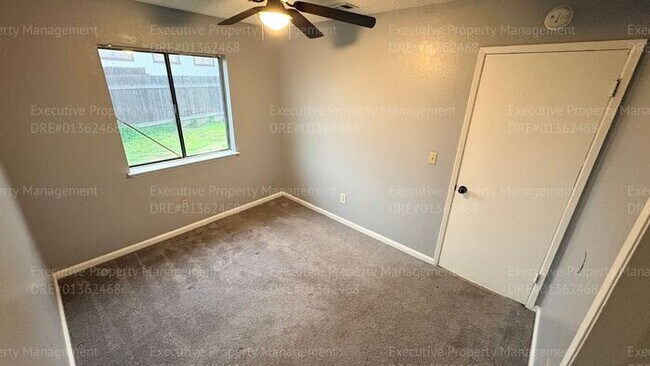 Building Photo - 3 bedroom/ 2 bathroom home nestled in a cul-de-sac.