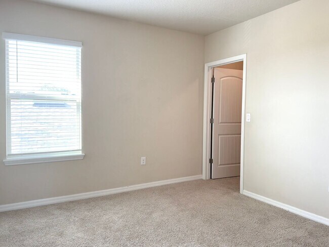 Building Photo - Large 4/3.5 Home located in Waterleigh! Do...
