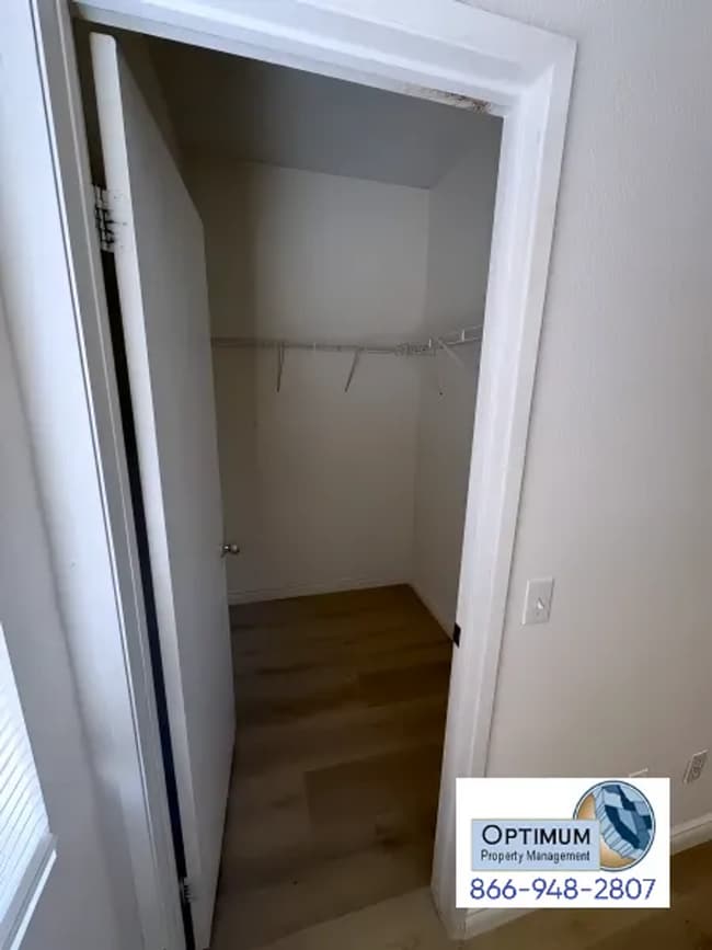 Building Photo - Spacious 4-Bedroom 2-Bathroom Home with Fireplace & Large Backyard