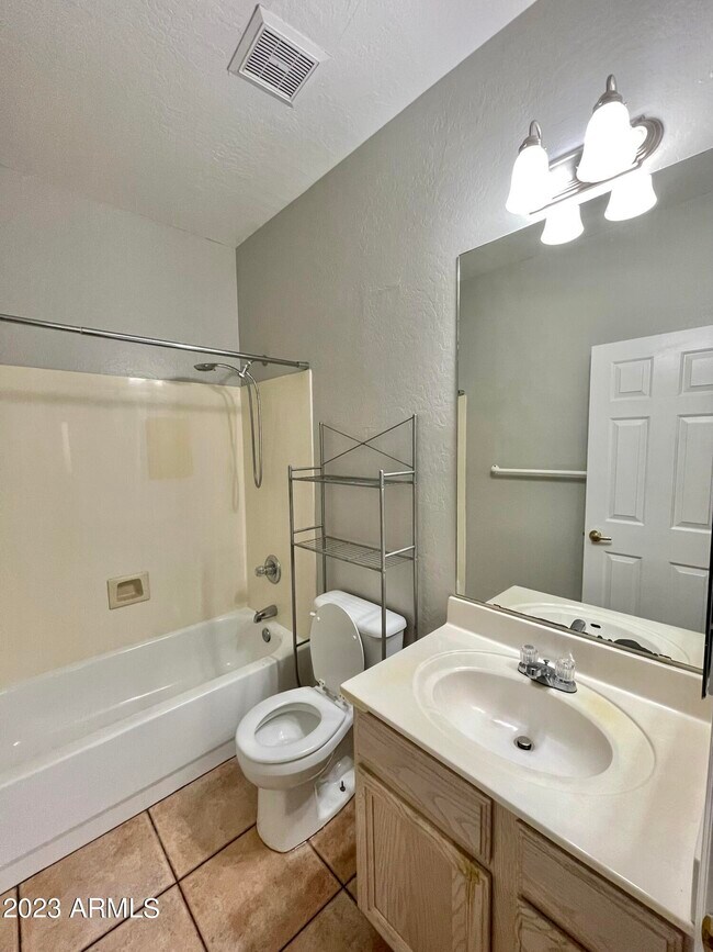 Building Photo - 4939 W Erie St