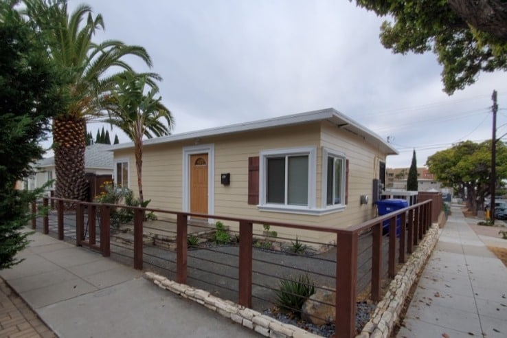 Front and right side - 421 N Ditmar St