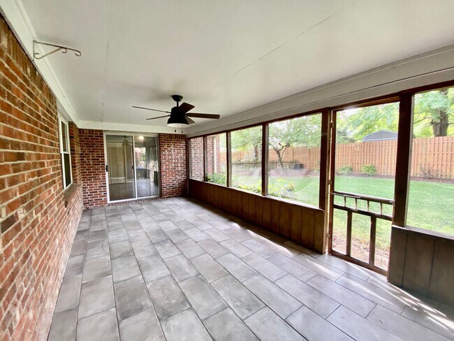 Building Photo - Charming Ranch-Style Home With Garage Avai...