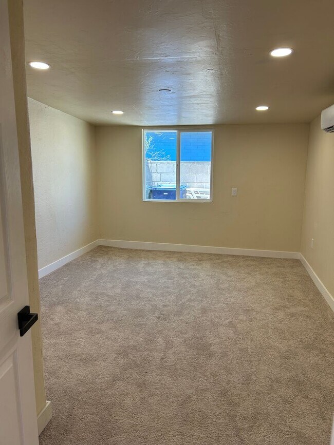 Building Photo - 4 Bedrooms PLUS Pool