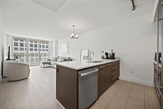 Primary Photo - 500 Brickell Ave