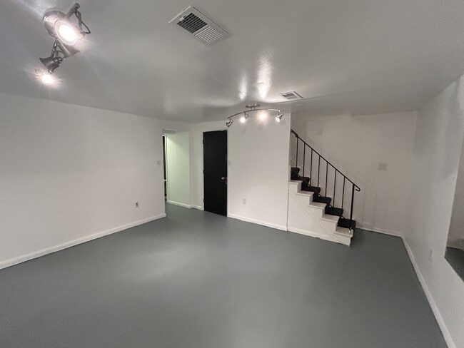 Building Photo - 6537 Beechwood Dr