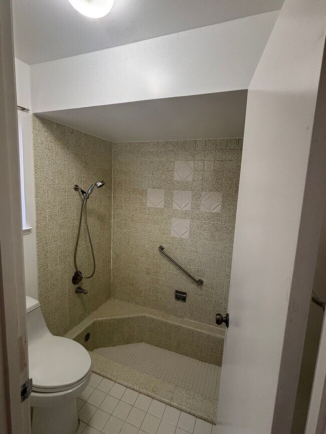 Building Photo - Lovely 3-Bedroom, 2-Bath Home in Desirable...