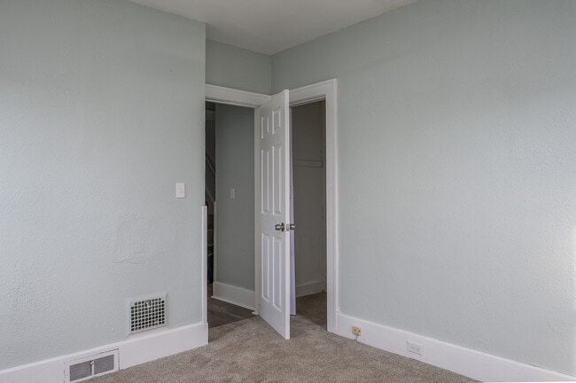 Building Photo - 3854 Drexel Dr