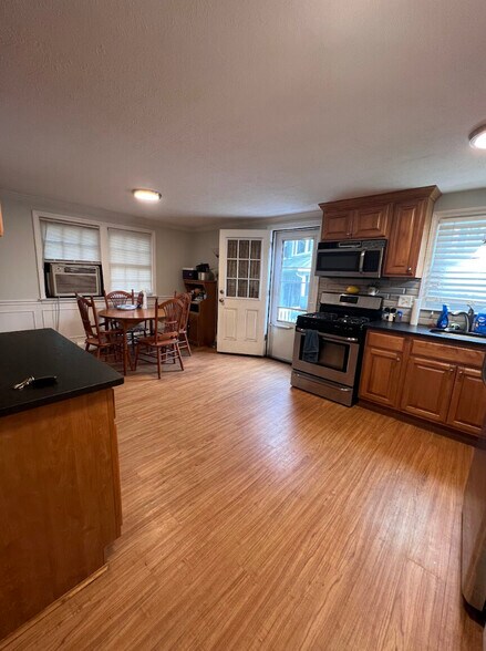 Building Photo - 117 Cowing St