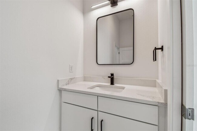Building Photo - 3826 Pompano Dr SE