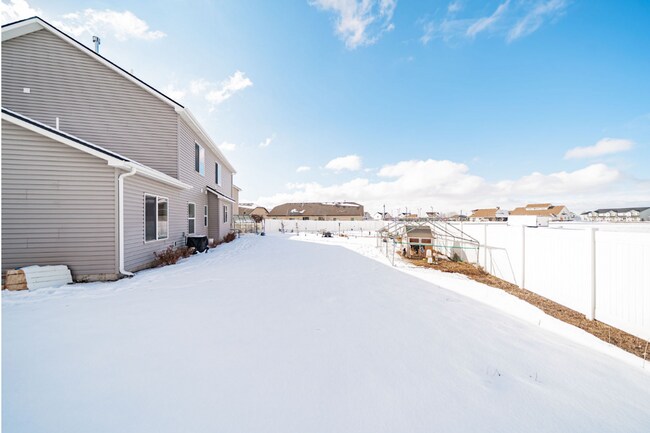 Building Photo - Beautiful 4 bed 2.5 bath home in the desirable Summerfield Subdivision