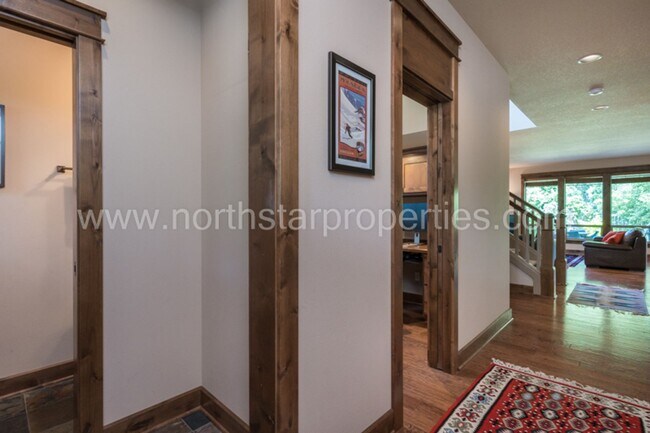 Building Photo - Charming SE Portland Craftsman
