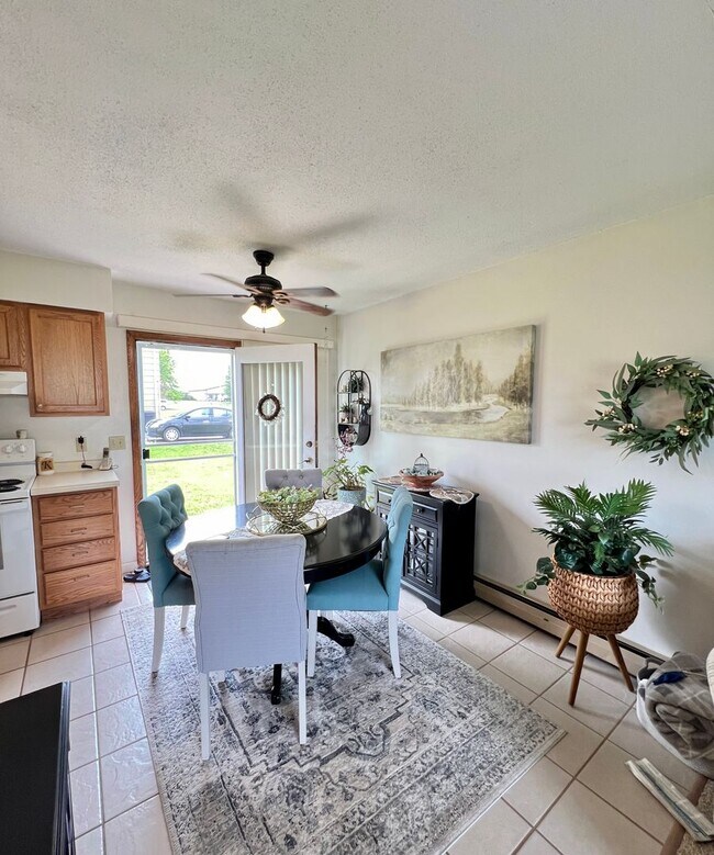 Building Photo - AVAILABLE MAY - Large 2 Bedroom Apartment!