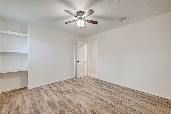 Building Photo - 4104 Scenic Dr