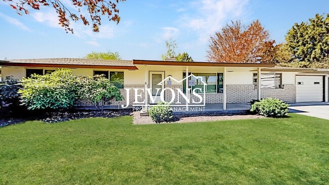 Primary Photo - Spacious single-family home with a large f...