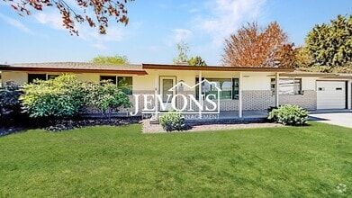 Building Photo - Spacious single-family home with a large f...
