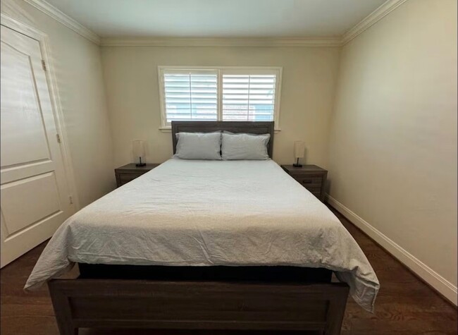 Building Photo - 6906 Alderney Dr