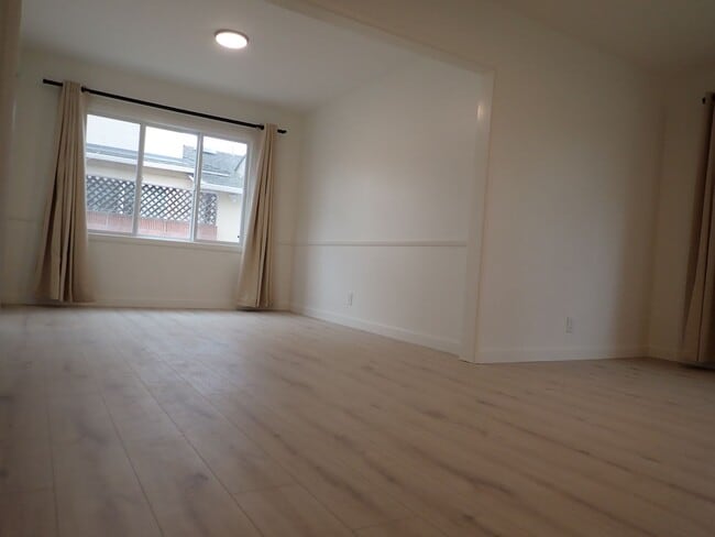 Building Photo - Single Family House in Desirable Neighborhood