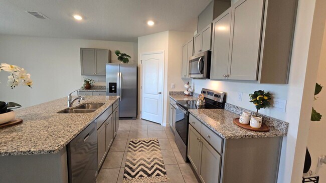 Building Photo - Beautiful 4 Bedroom, 2 bath home is Availa...