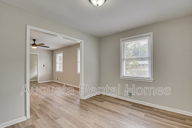 Building Photo - 323 Pineview Dr